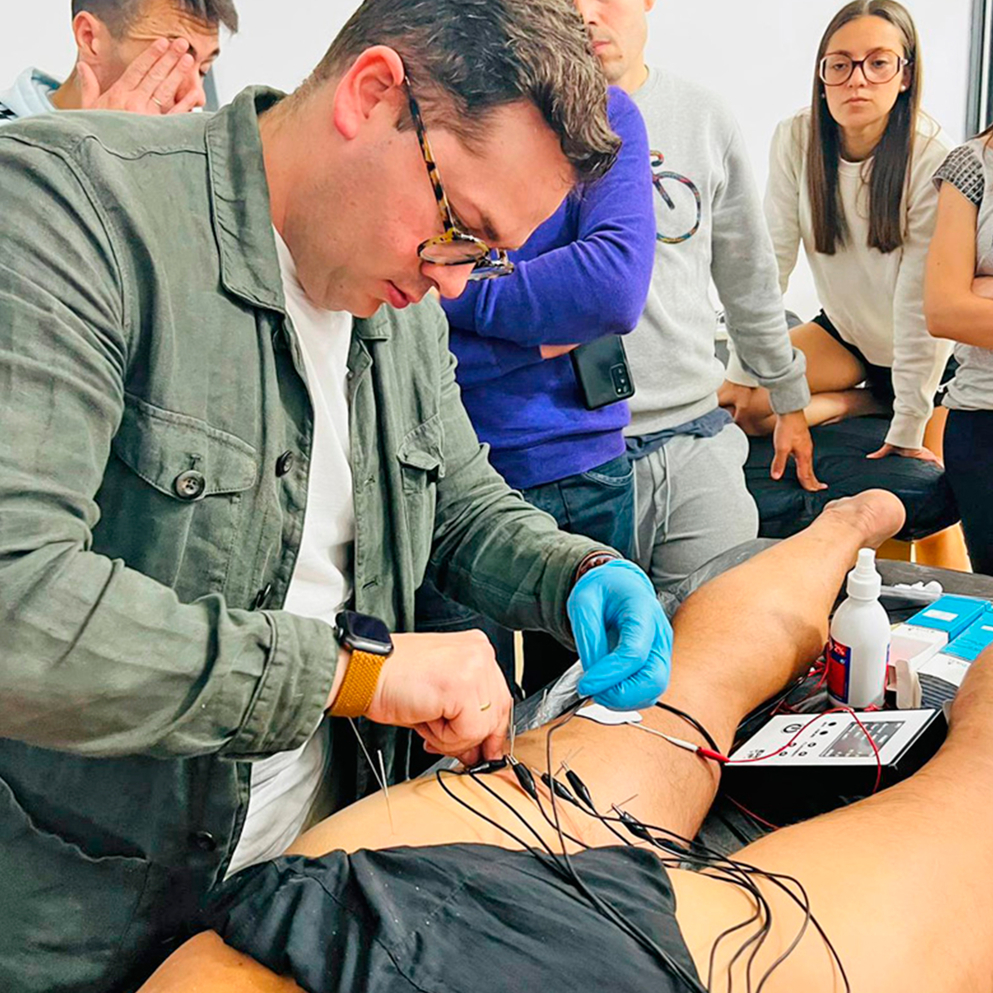 Práctica en grupo con ecógrafo en Activa Academy